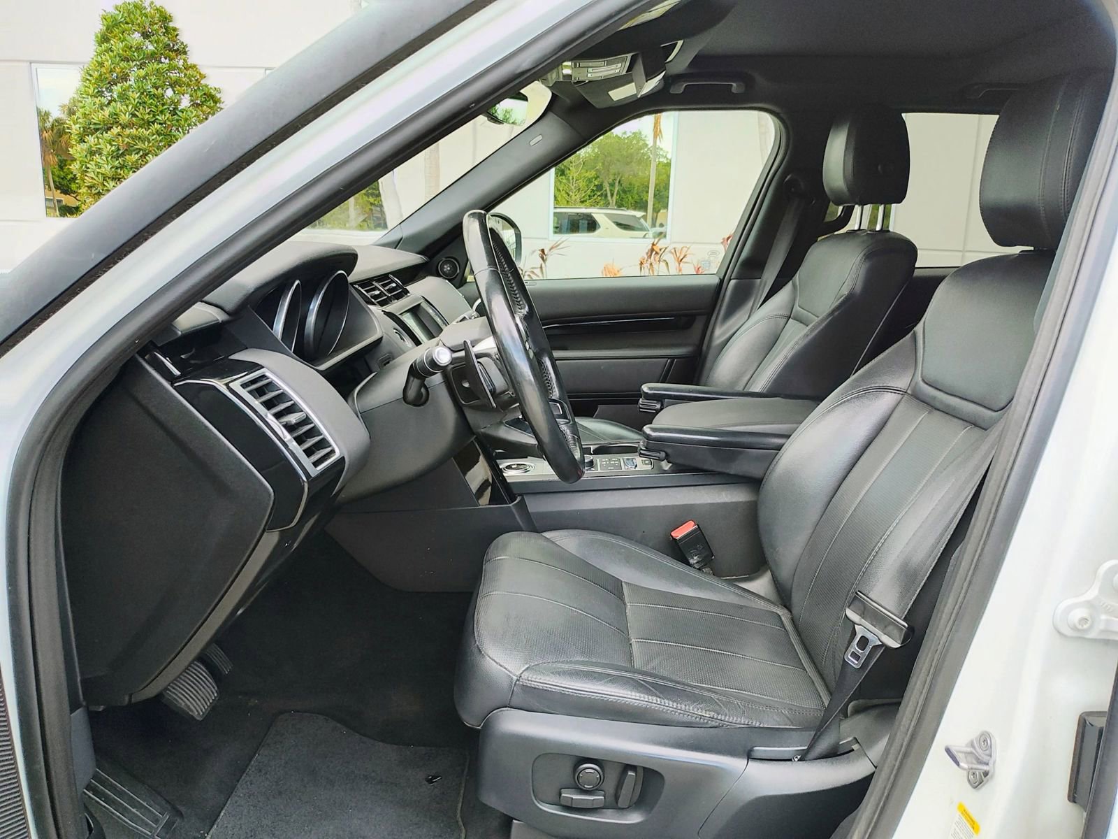 Used 2017 Land Rover Discovery SE image 10