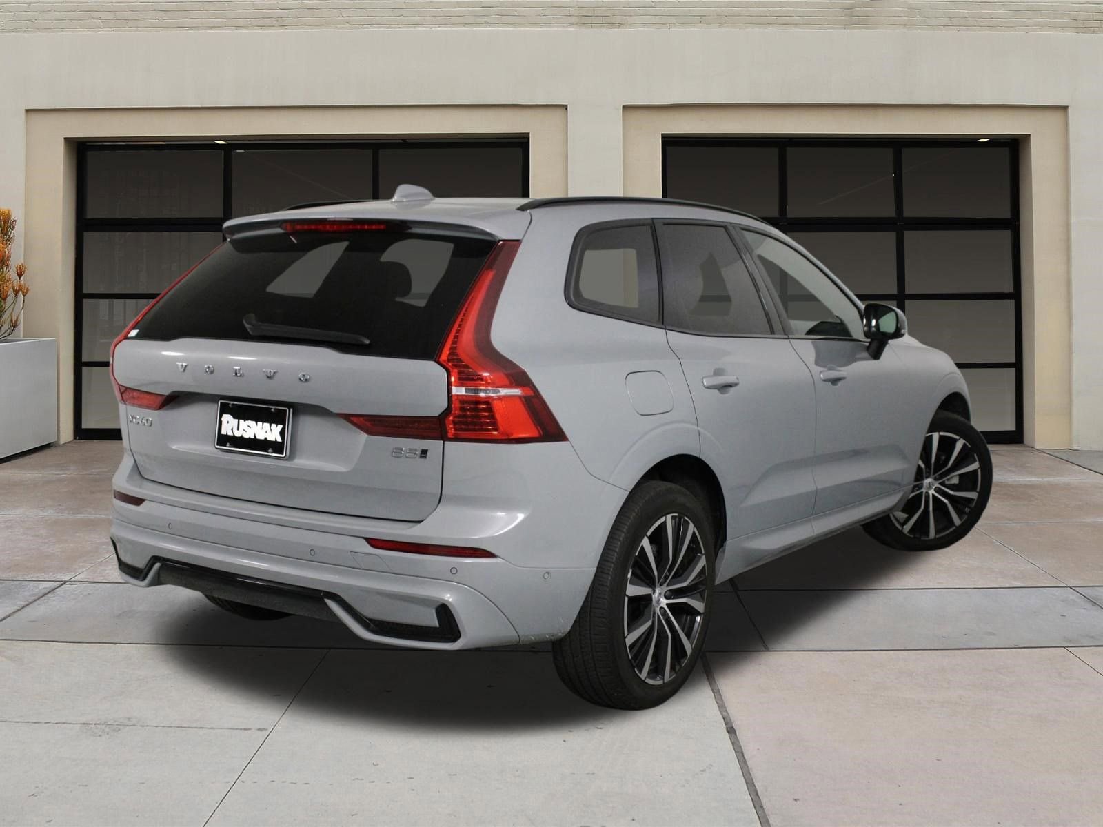 Certified 2024 Volvo XC60 B5 Plus AWD/4WD image 4
