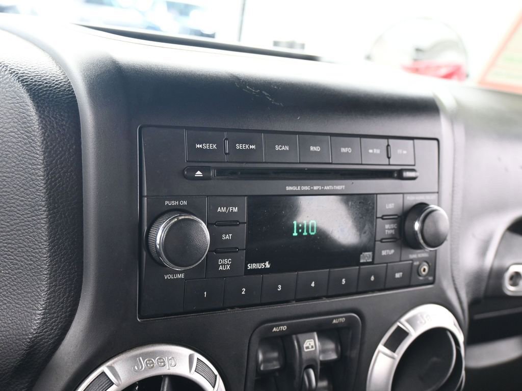 Used 2014 Jeep Wrangler Unlimited Rubicon image 16