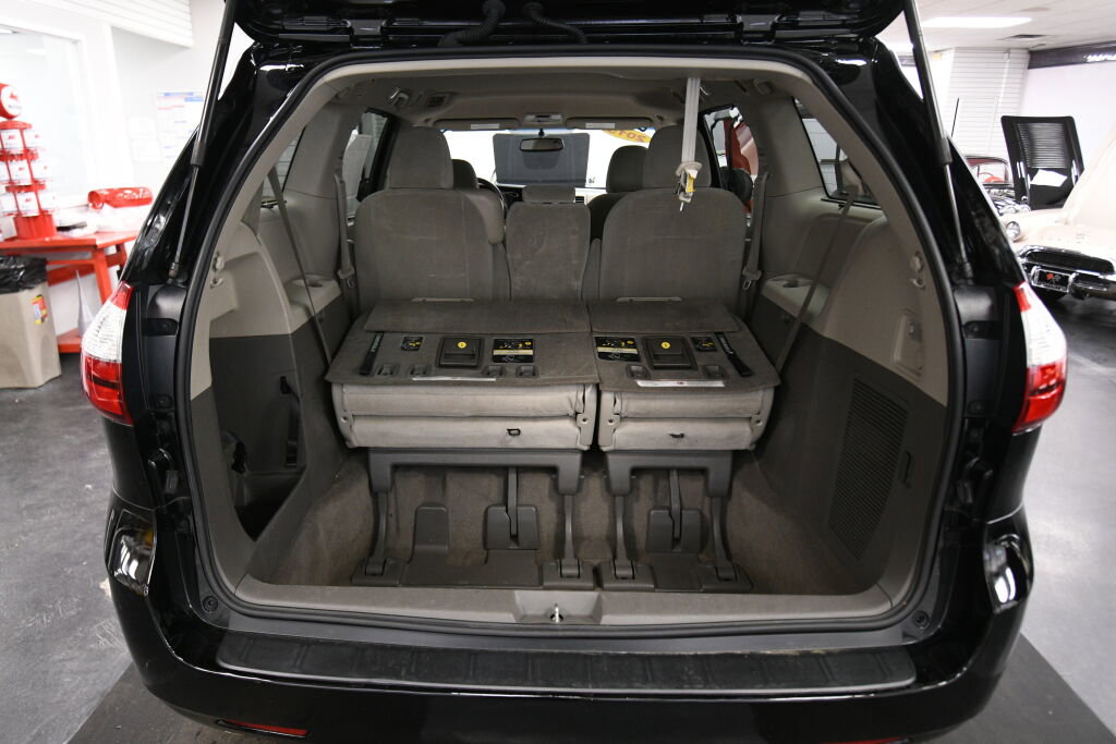 Used 2015 Toyota Sienna LE image 20