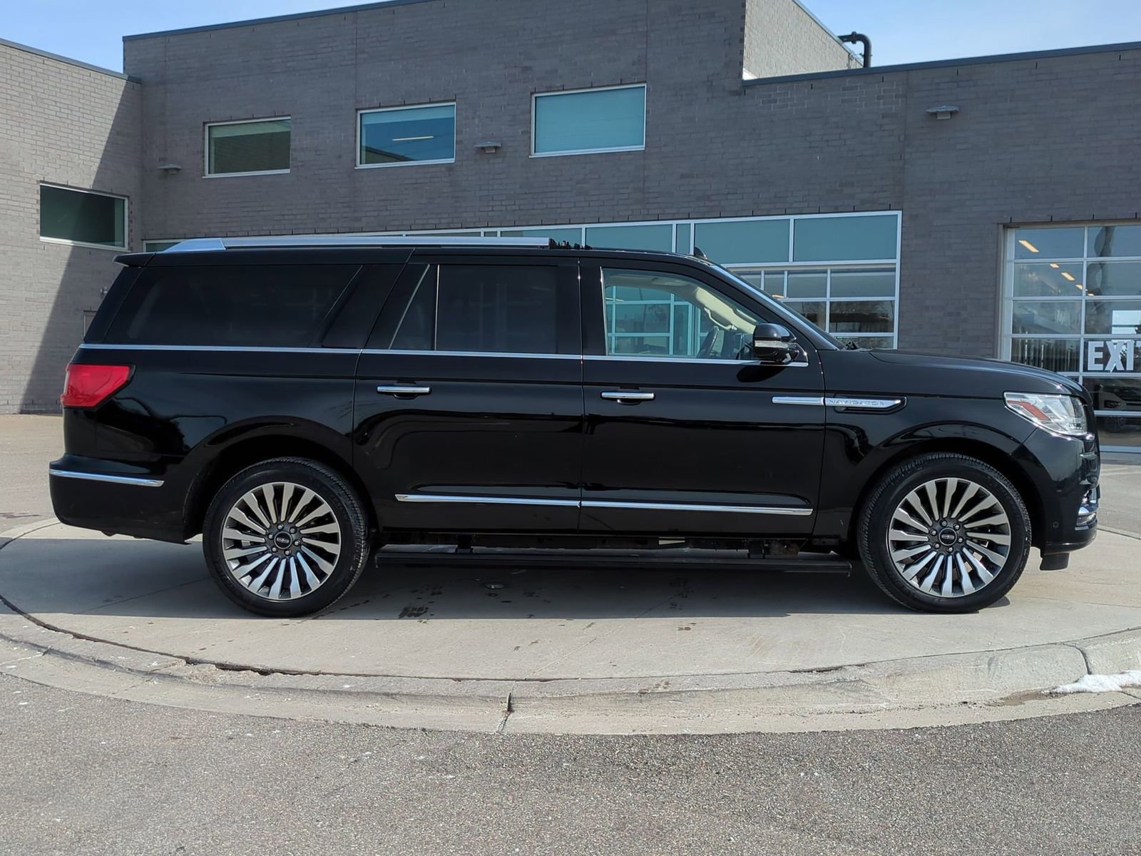 Used 2018 Lincoln Navigator L Reserve w/ Technology Package image 9