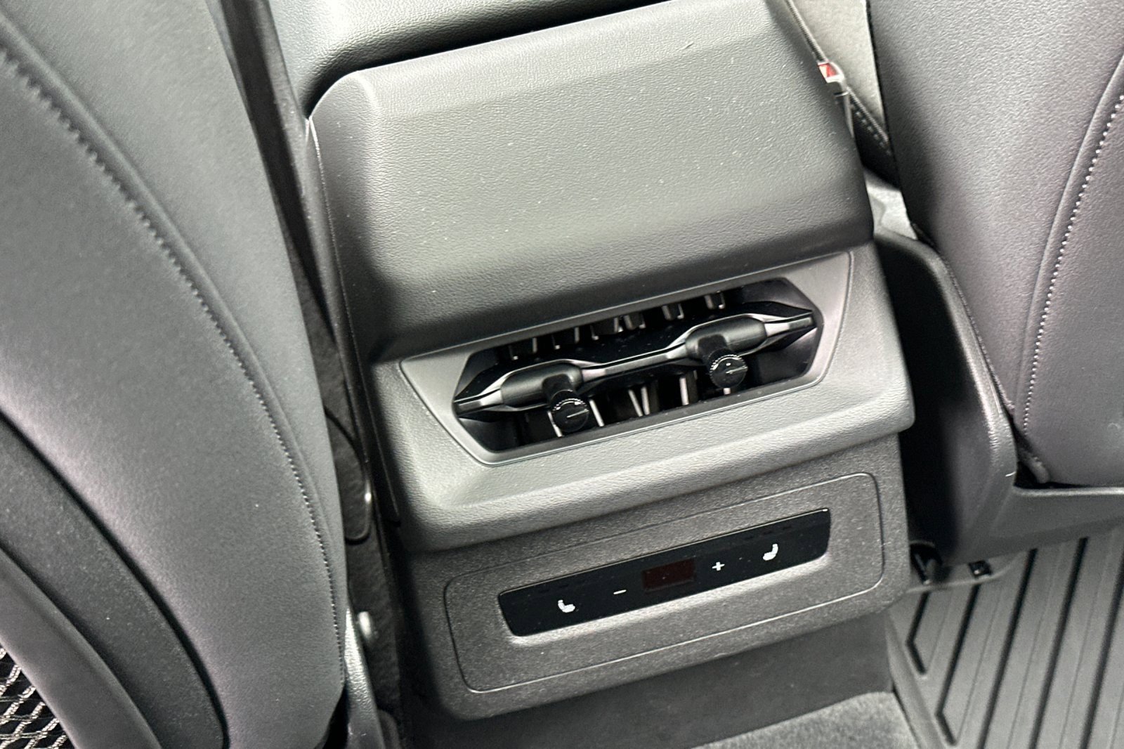 Used 2025 Audi A6 e-tron Premium Plus w/ Premium Plus image 13