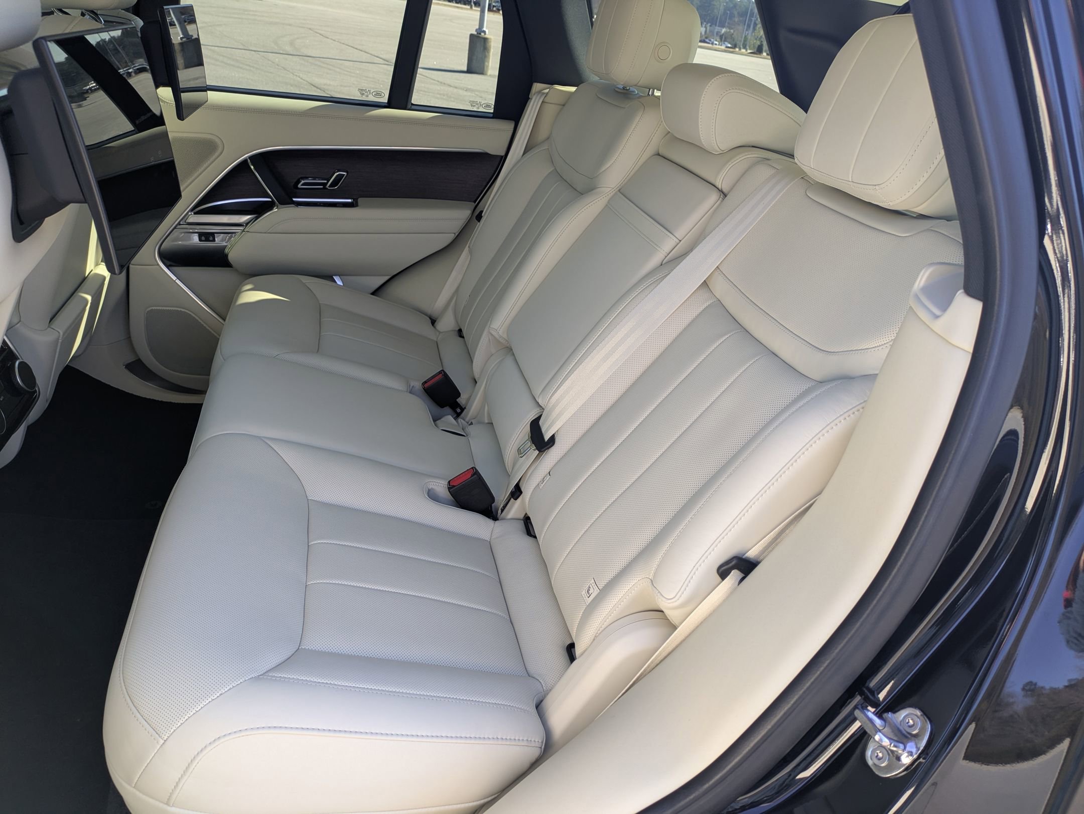 Certified 2025 Land Rover Range Rover SE image 27