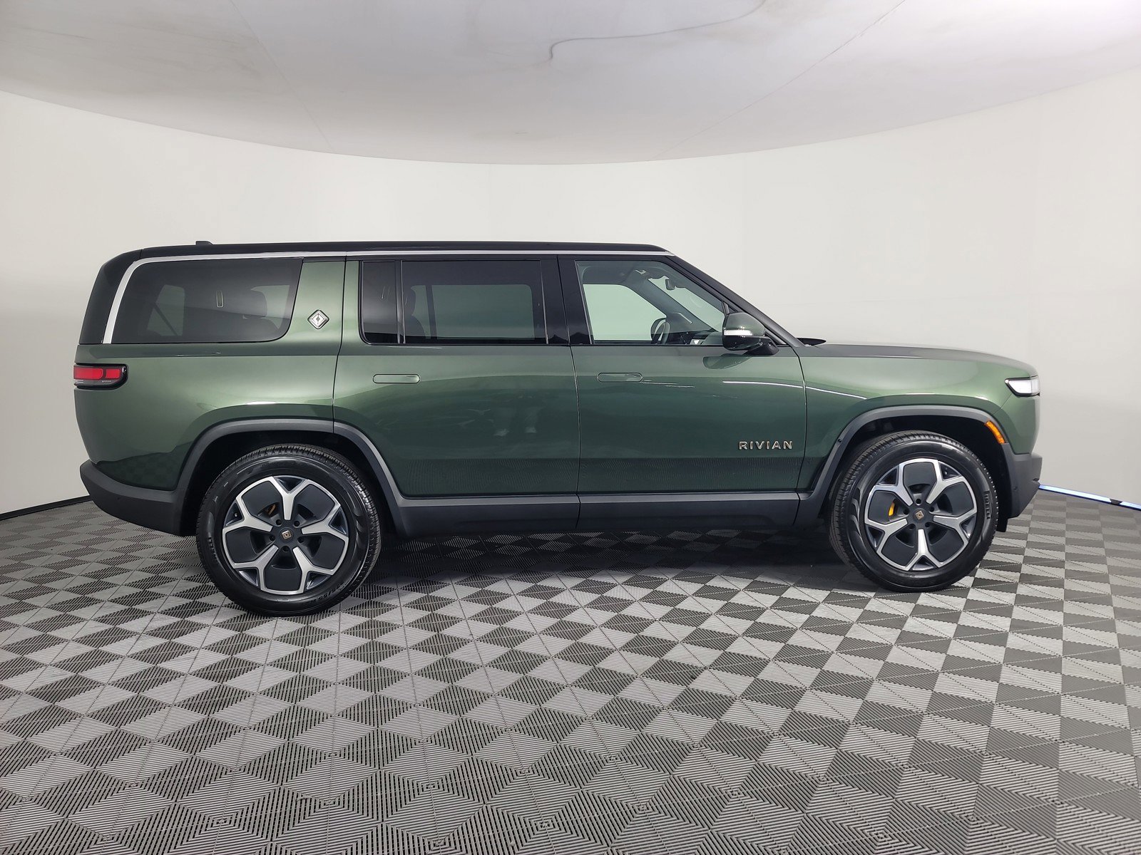 Used 2024 Rivian R1S Adventure AWD/4WD image 6