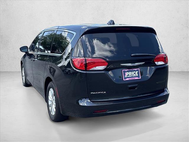 Used 2017 Chrysler Pacifica Touring w/ Tire & Wheel Group FWD image 7