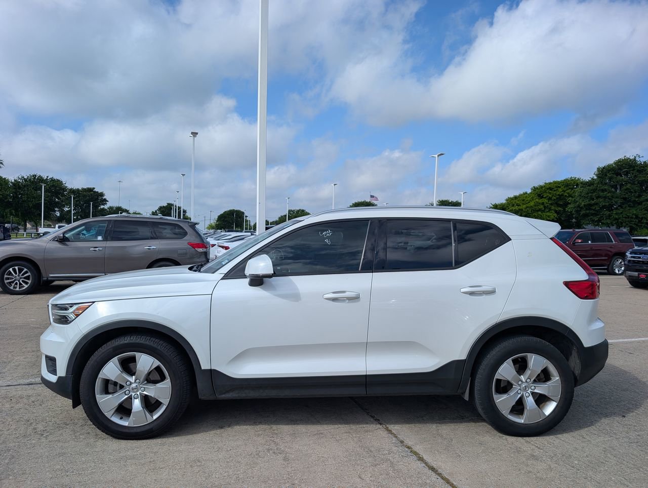 Used 2022 Volvo XC40 T4 Momentum image 3