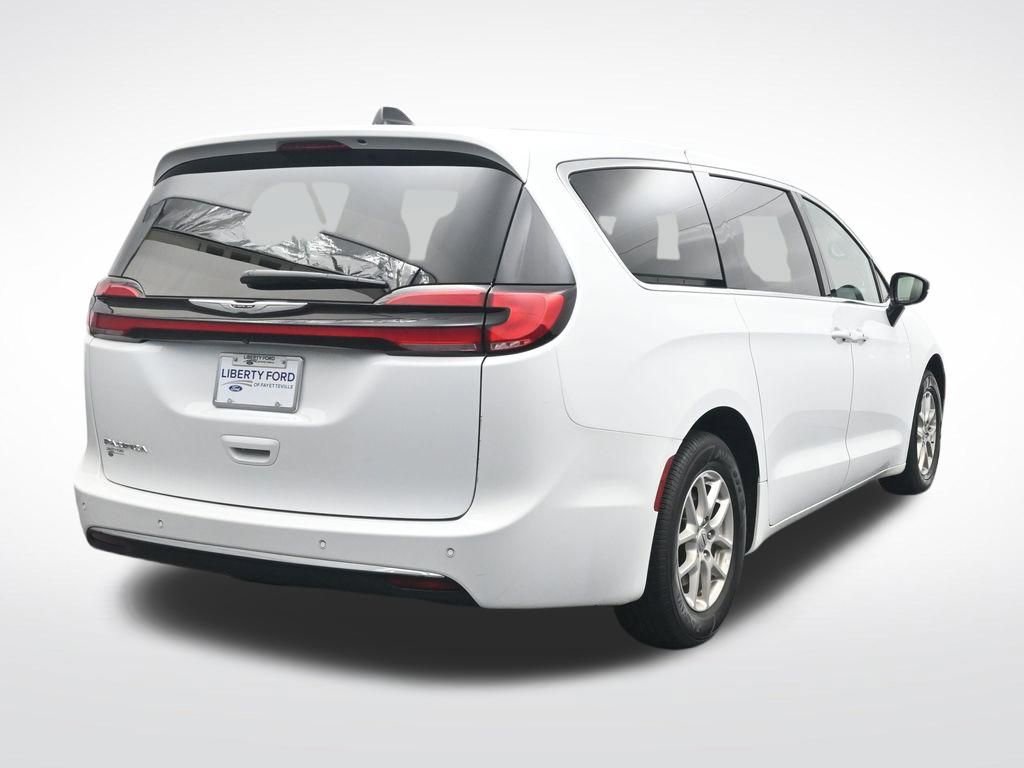 Used 2025 Chrysler Pacifica Select image 7