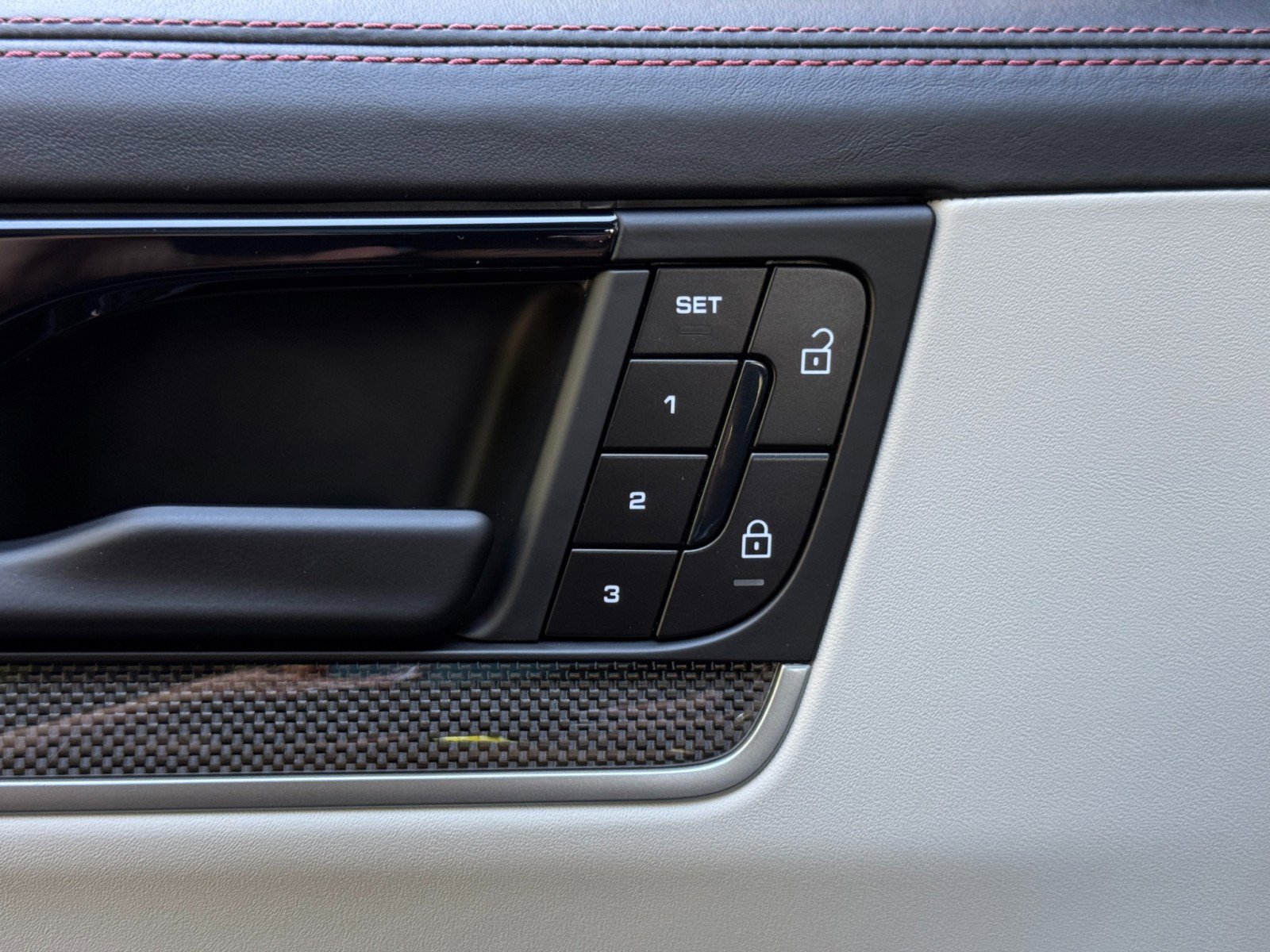 Used 2024 Porsche Cayenne Turbo AWD/4WD image 18