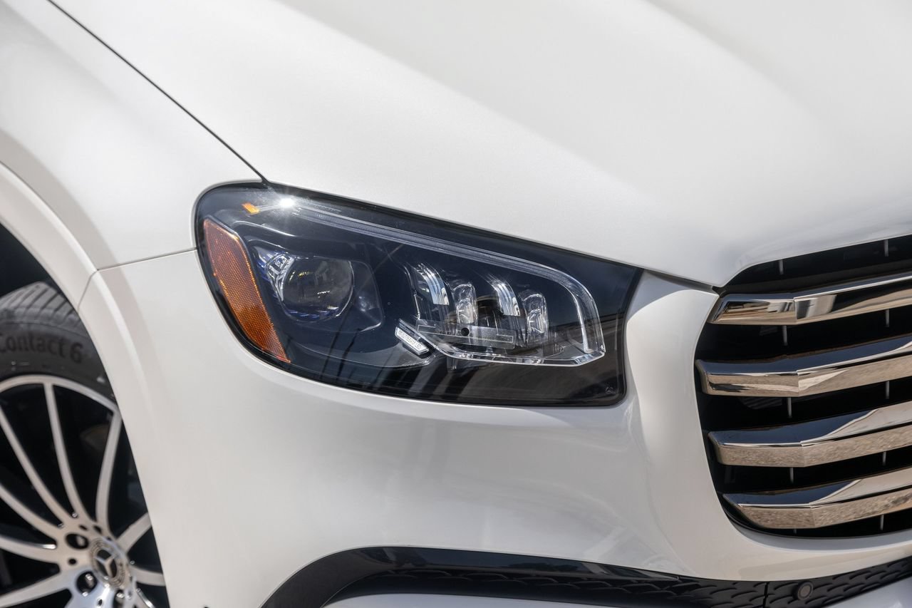 Used 2024 Mercedes-Benz GLS 580 4MATIC image 2