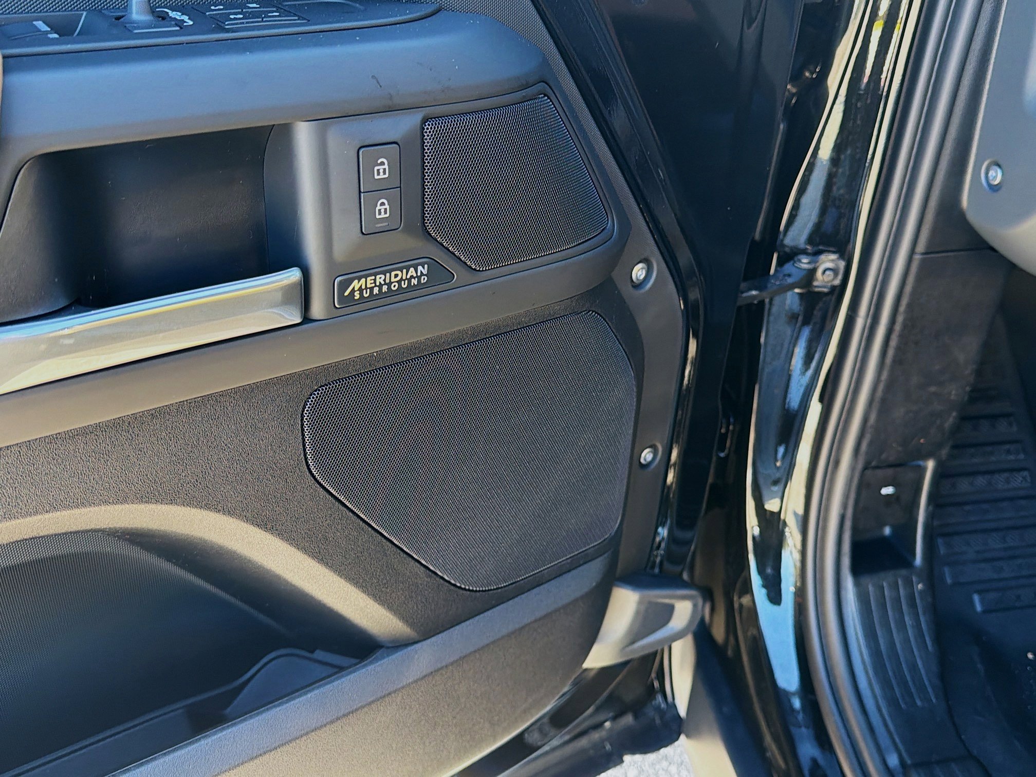 New 2026 Land Rover Defender 130 X-Dynamic SE image 24