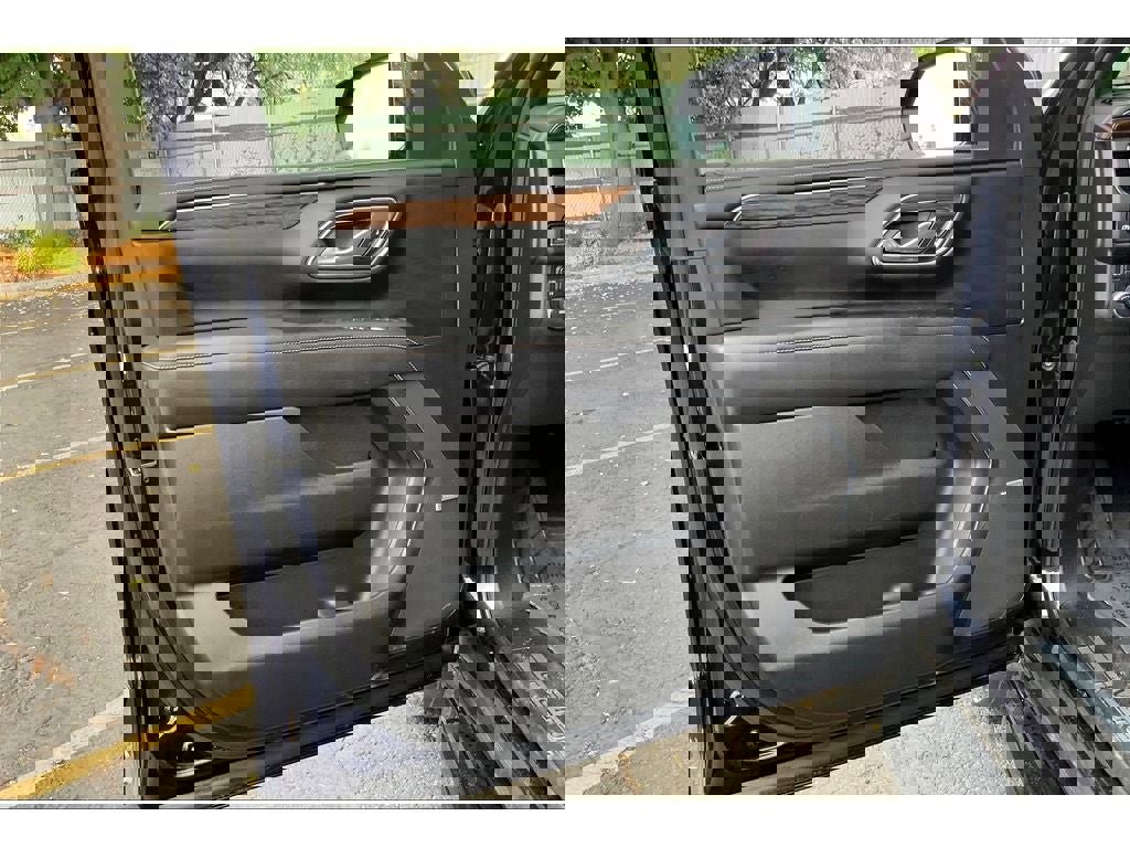 Used 2023 Chevrolet Suburban Premier image 23