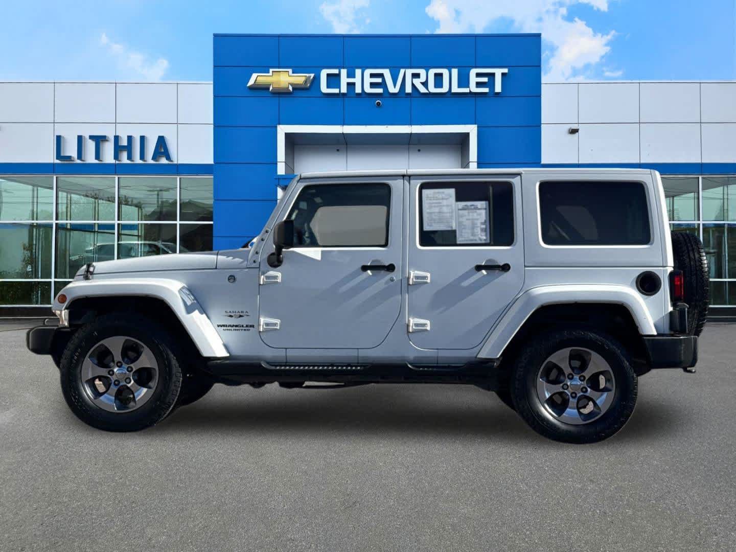 Used 2016 Jeep Wrangler Unlimited Sahara w/ Max Tow Package AWD/4WD image 5