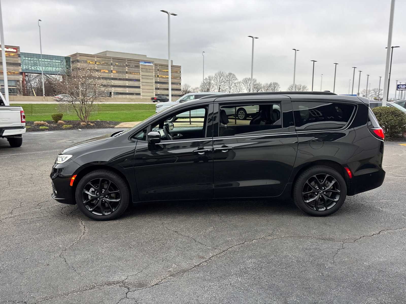 Used 2023 Chrysler Pacifica Limited w/ Uconnect Theater Family Group image 4