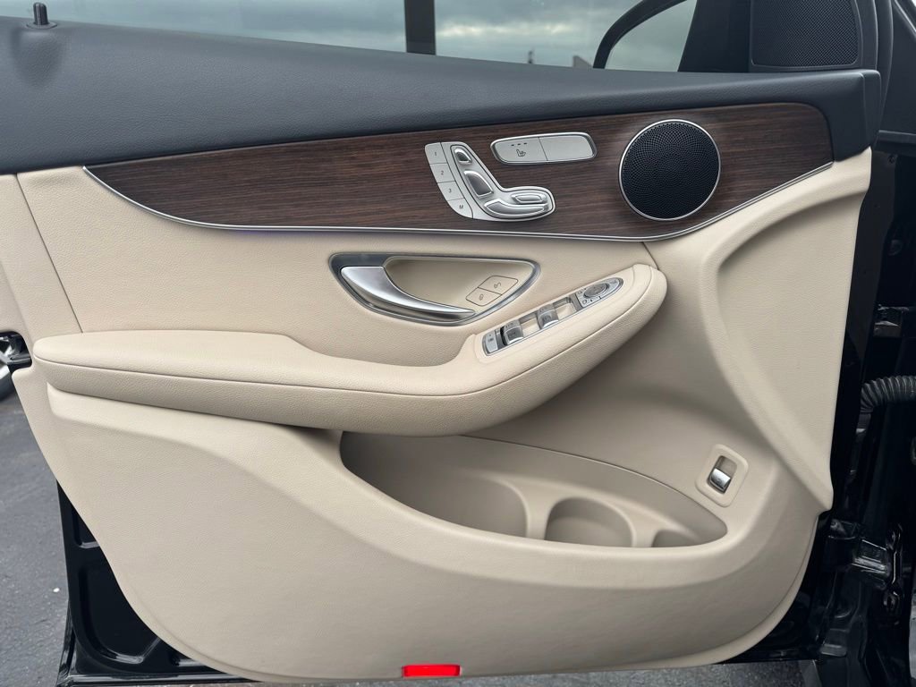 Used 2022 Mercedes-Benz GLC 300 4MATIC w/ Premium Package Lite image 2