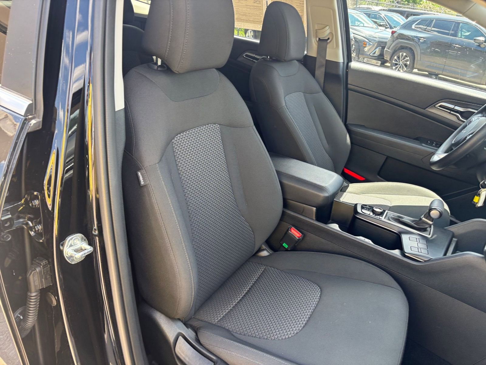 Used 2025 Kia Sportage LX FWD image 35