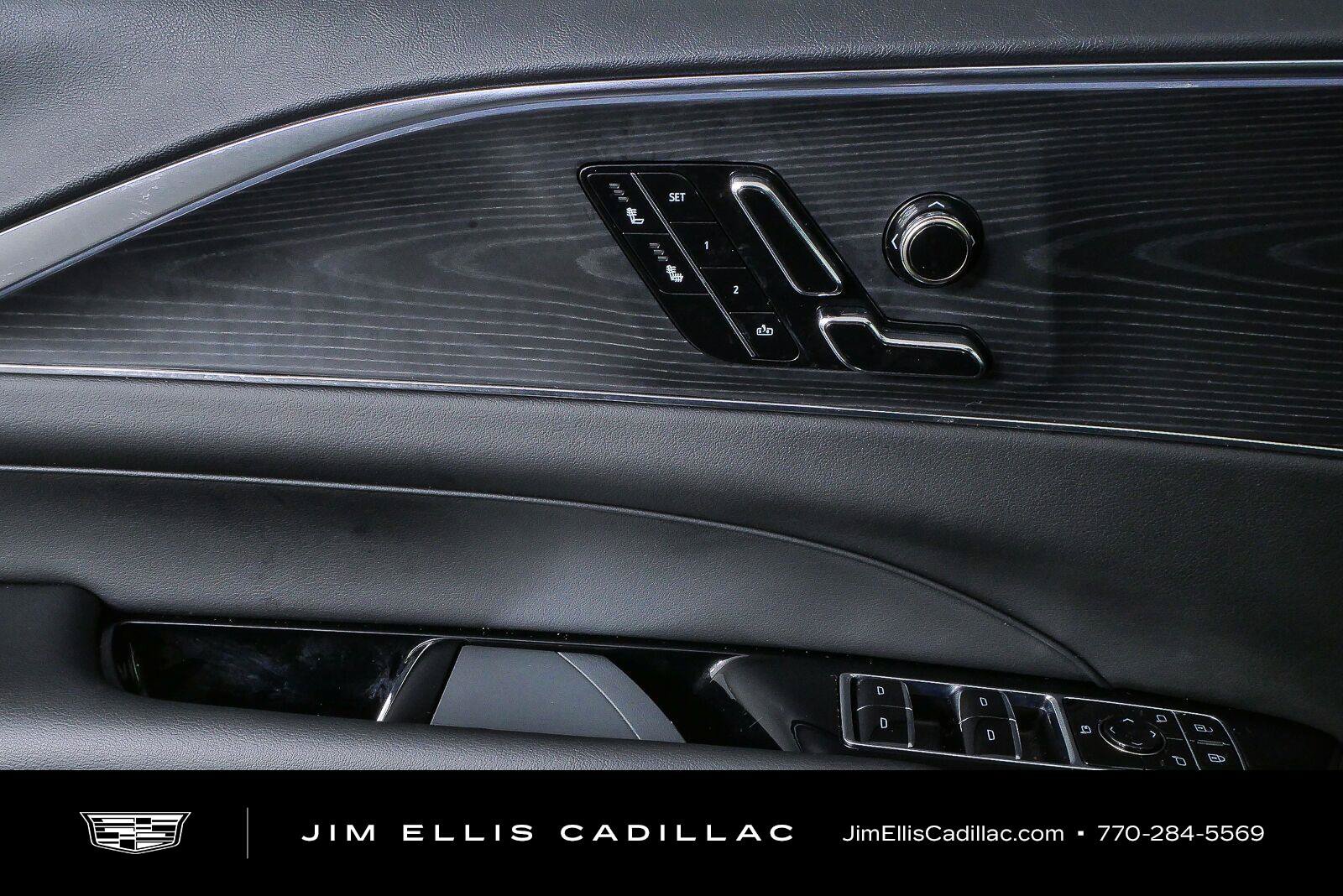 Used 2025 Cadillac Lyriq Luxury AWD/4WD image 6