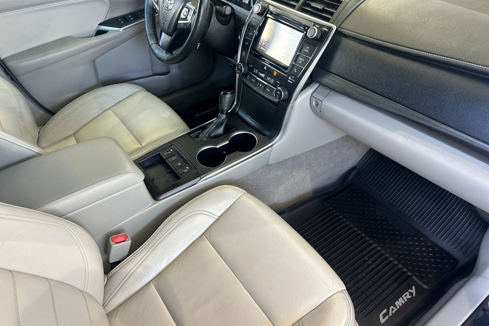 Used 2017 Toyota Camry XLE w/ Moonroof Package FWD image 19