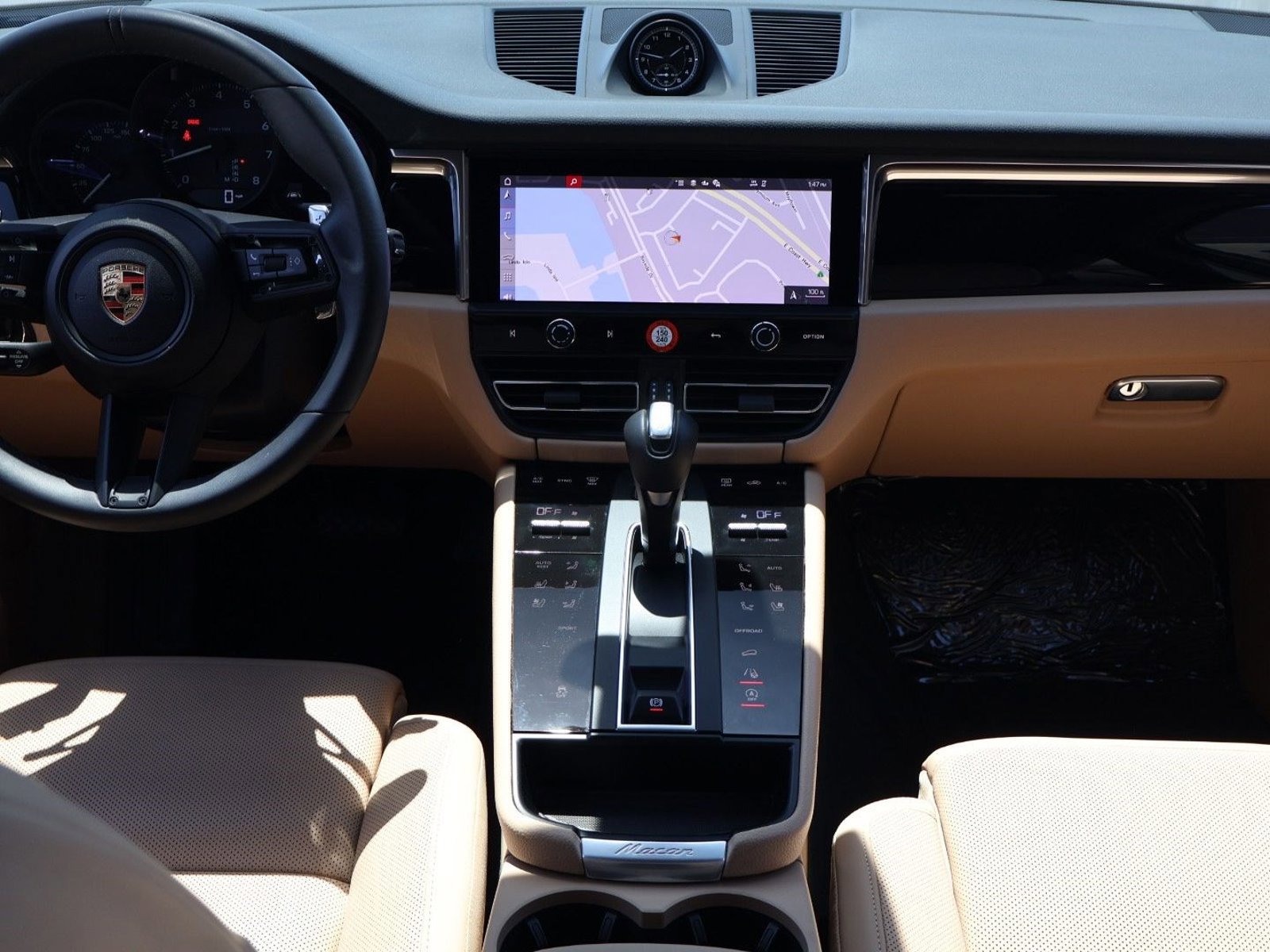 Certified 2025 Porsche Macan AWD/4WD image 20