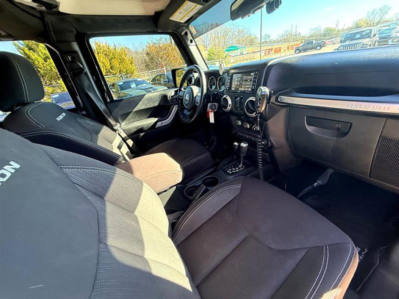 Used 2017 Jeep Wrangler Unlimited Rubicon w/ Connectivity Group image 18