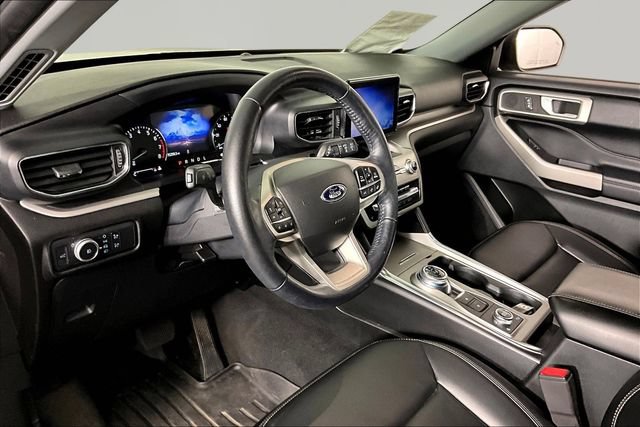 Used 2022 Ford Explorer XLT w/ Equipment Group 202A AWD/4WD image 16