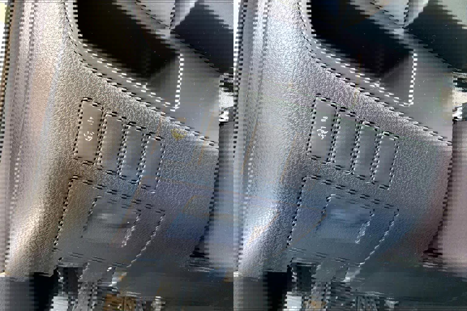 Used 2015 Toyota Highlander LE image 32