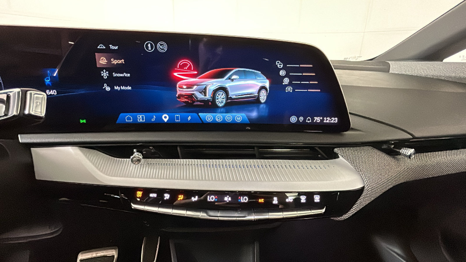 Used 2025 Cadillac Optiq Luxury 2 w/ LPO, Floor Liner Package AWD/4WD image 29
