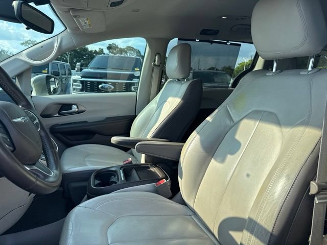 Used 2017 Chrysler Pacifica Touring-L FWD image 7