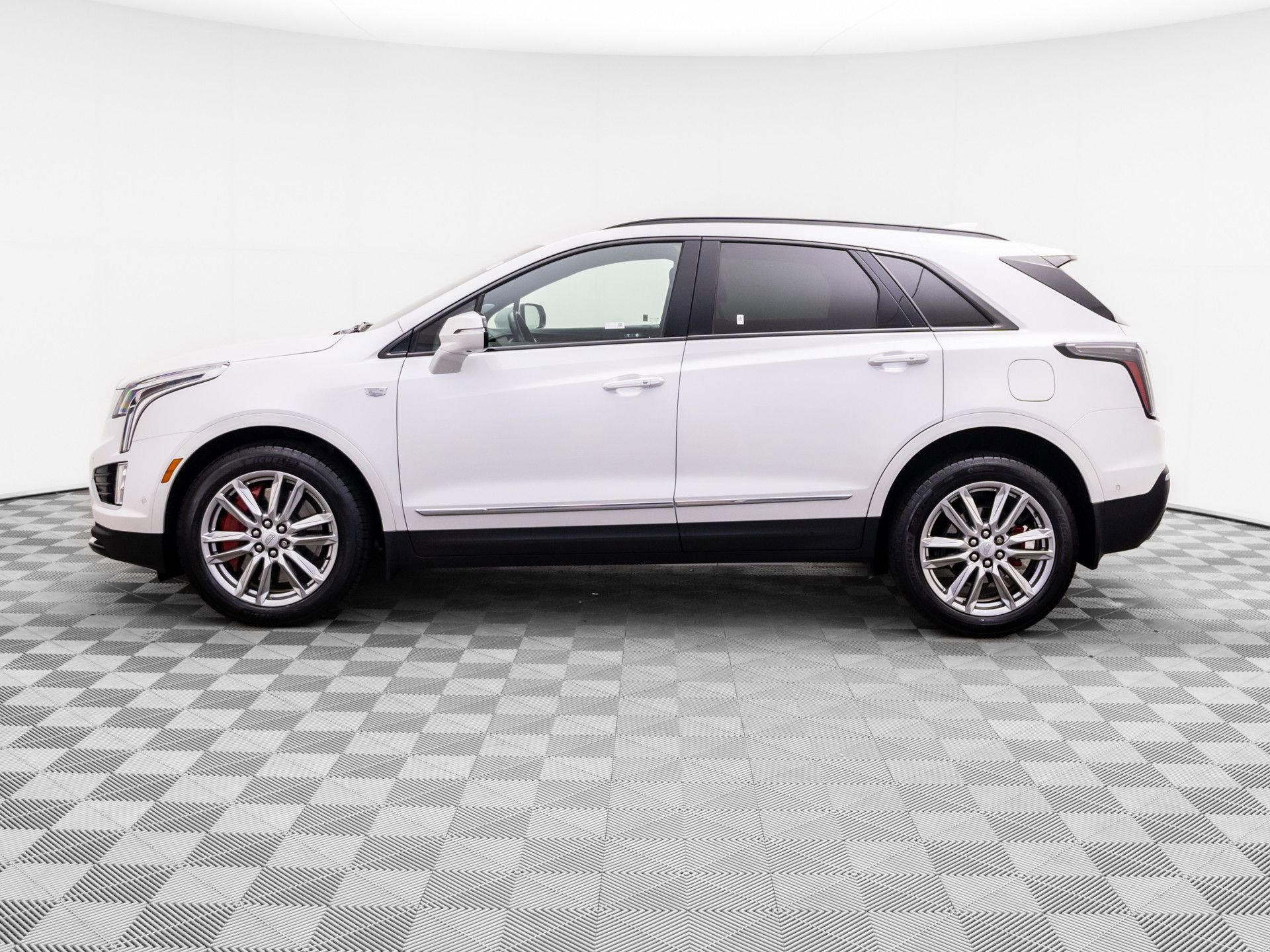 Certified 2024 Cadillac XT5 Sportv w/ Technology Package AWD/4WD image 2