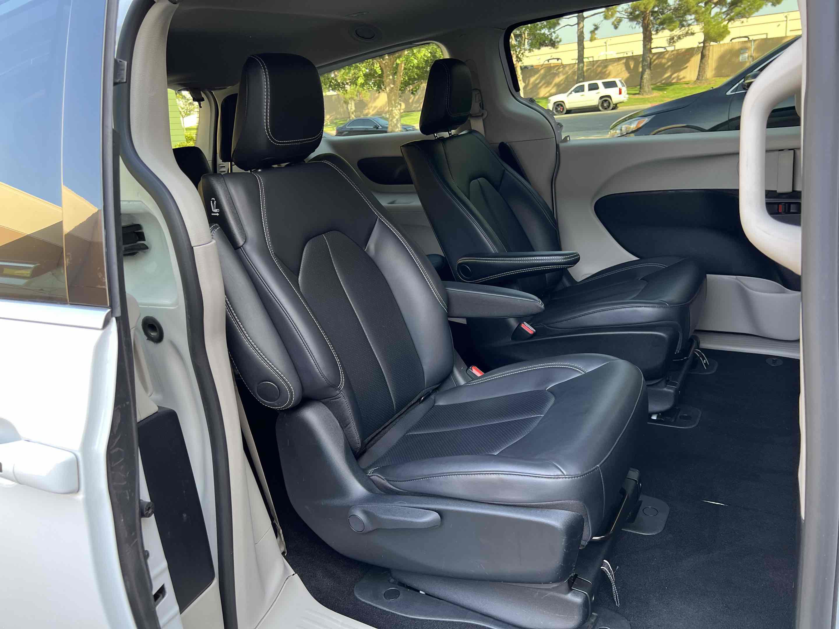 Used 2023 Chrysler Pacifica Touring-L FWD image 44