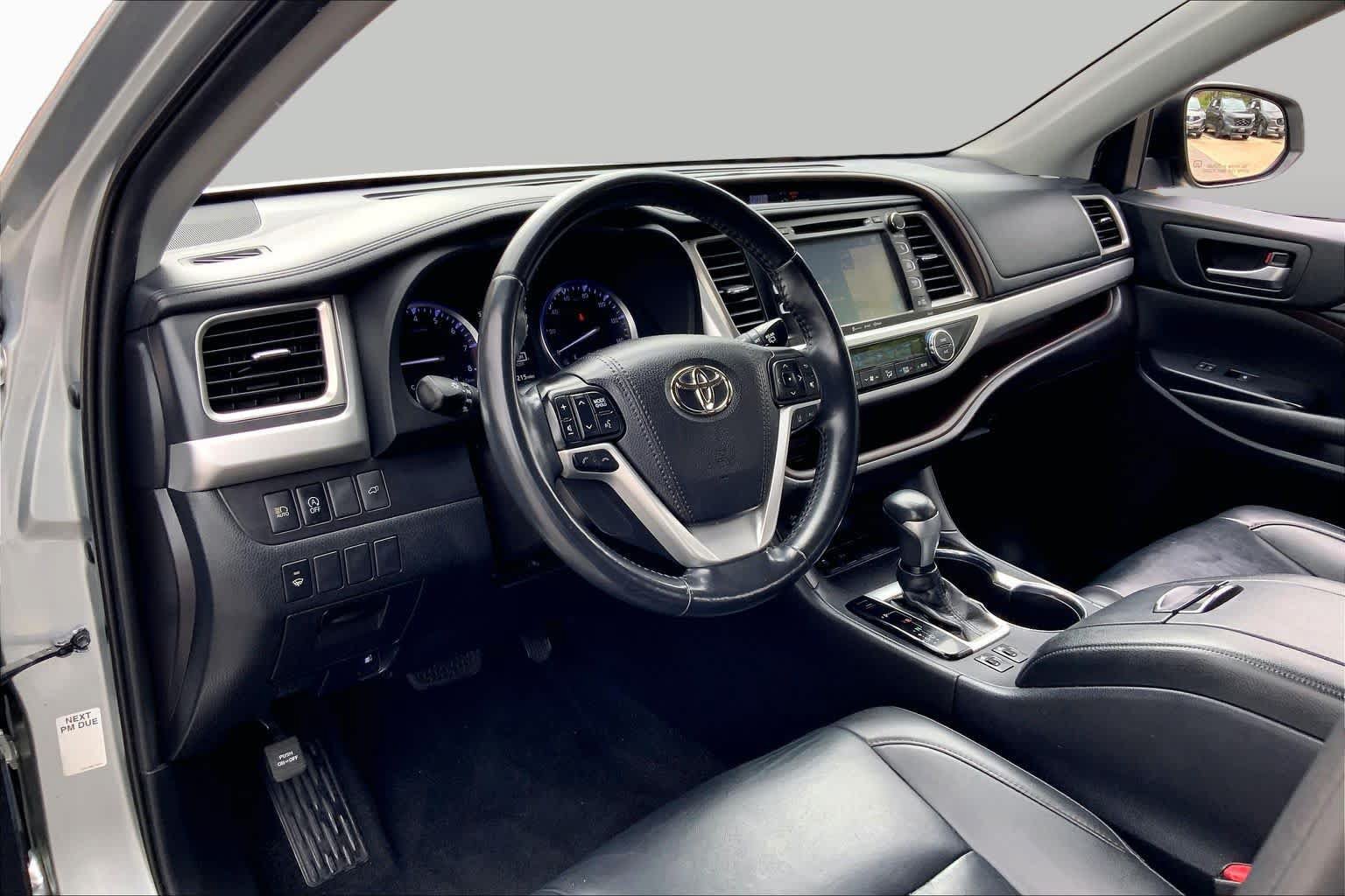 Used 2019 Toyota Highlander XLE FWD image 18