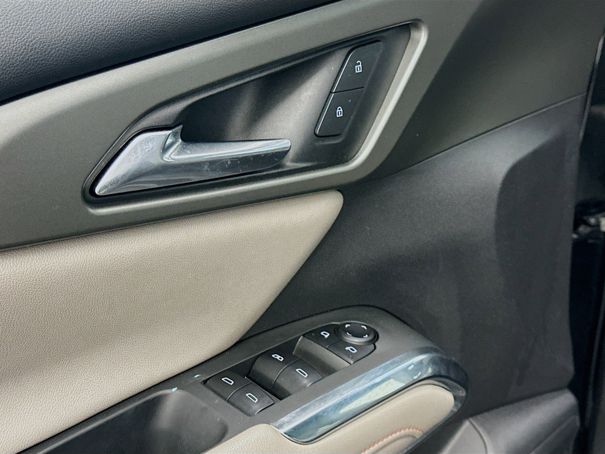 Used 2025 Chevrolet Traverse LT image 15