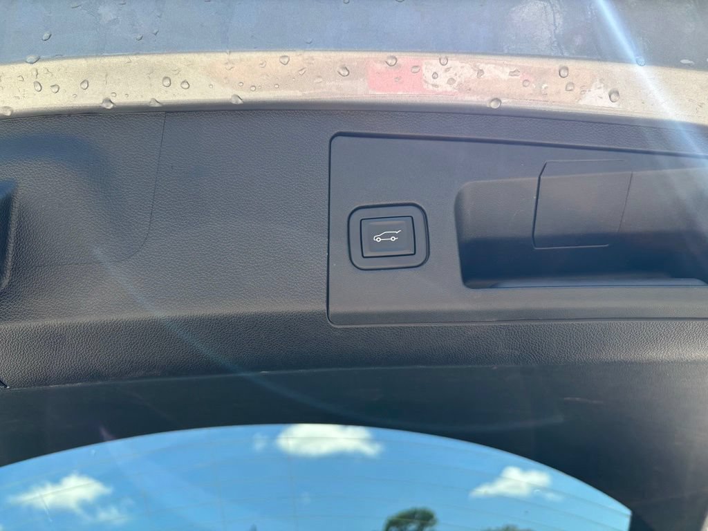 Used 2025 Cadillac XT4 Premium Luxury FWD image 19