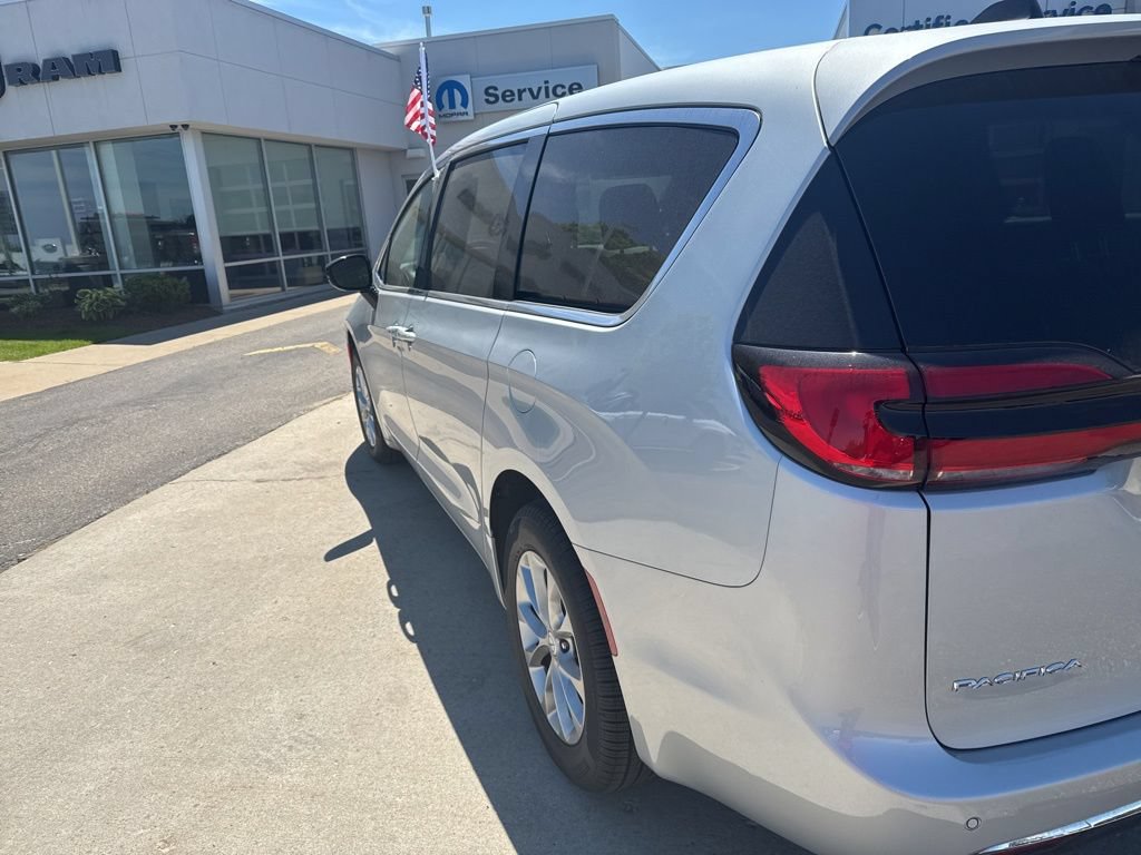 New 2026 Chrysler Pacifica Select AWD/4WD image 6