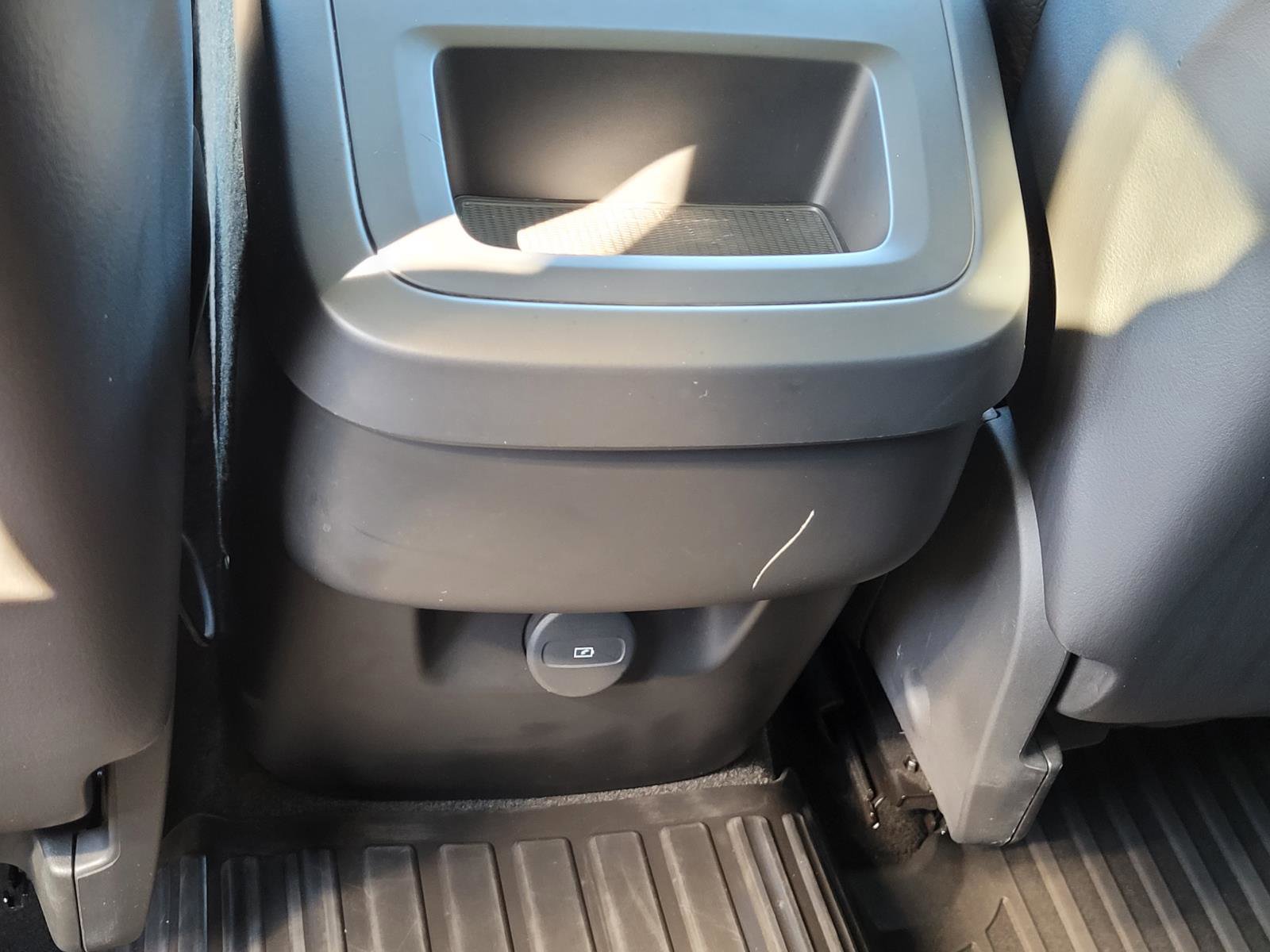 Used 2021 Volvo XC60 T6 Momentum w/ Premium Package image 25