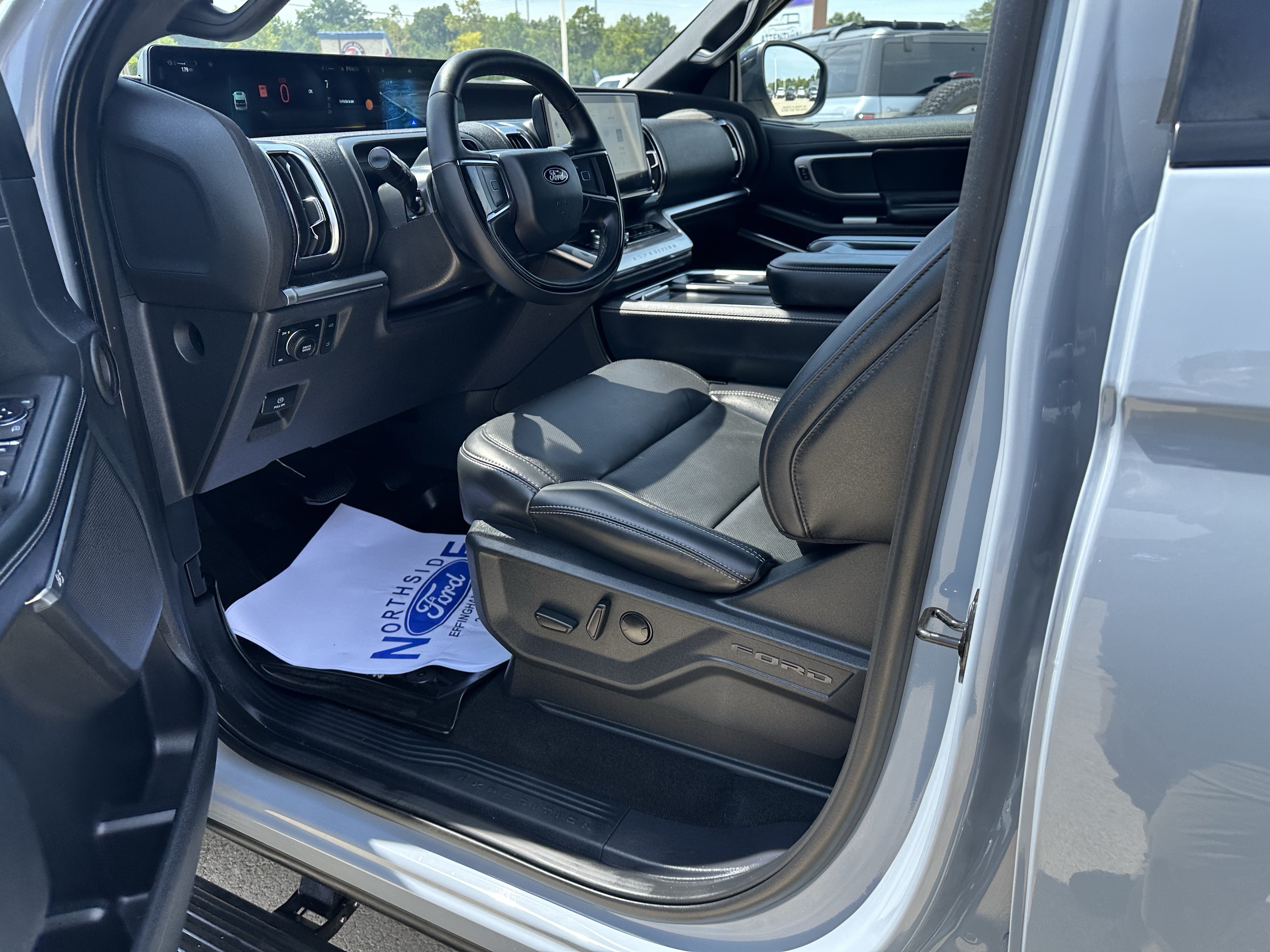 Used 2025 Ford Expedition Platinum w/ Stealth Performance Package AWD/4WD image 16