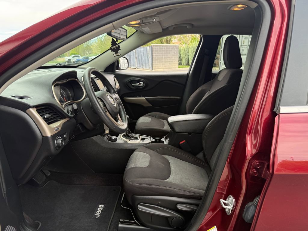 Used 2018 Jeep Cherokee Latitude AWD/4WD image 30