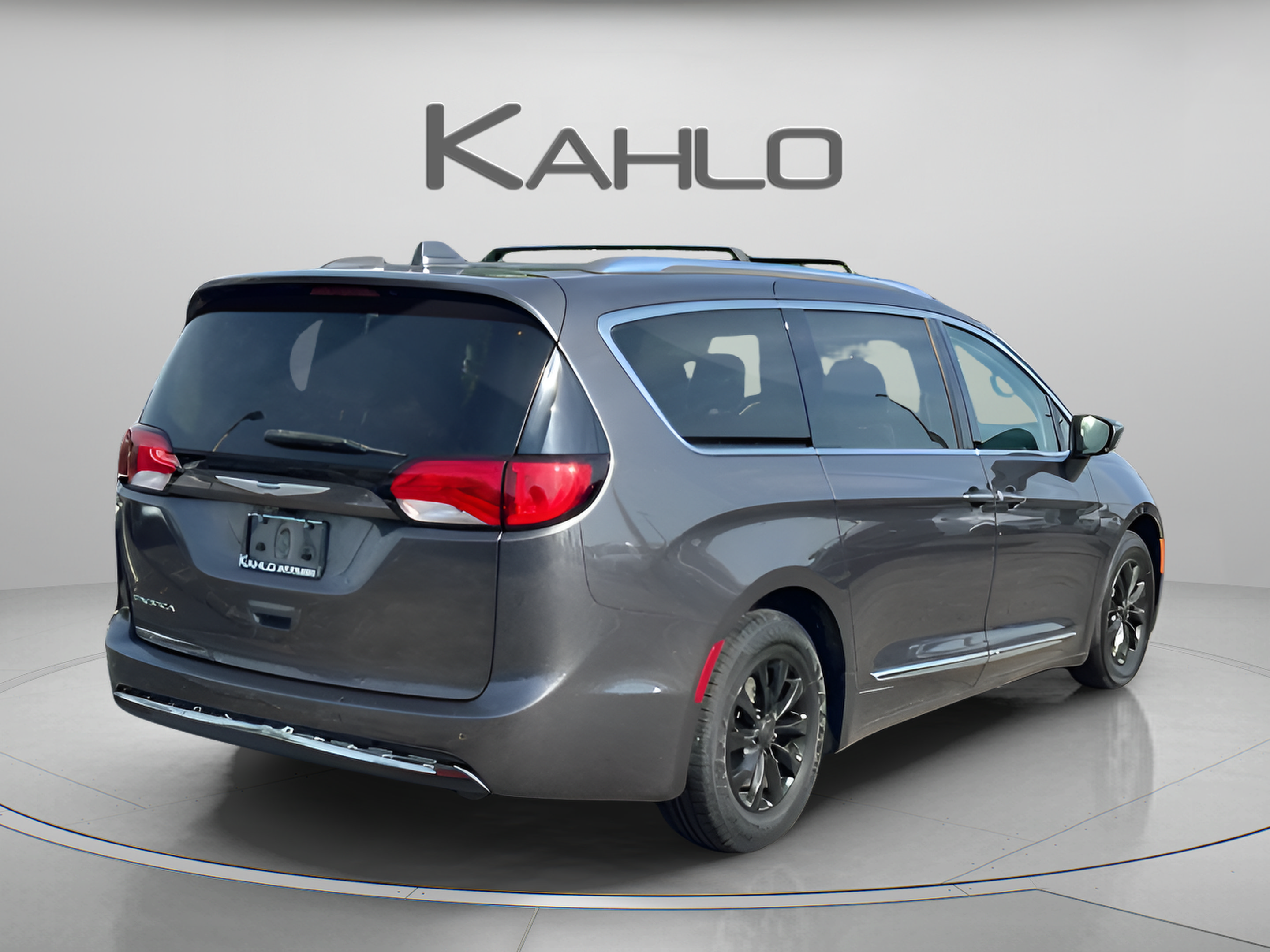 Used 2018 Chrysler Pacifica Touring-L Plus FWD image 4
