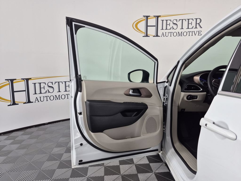 Used 2023 Chrysler Voyager LX FWD image 14