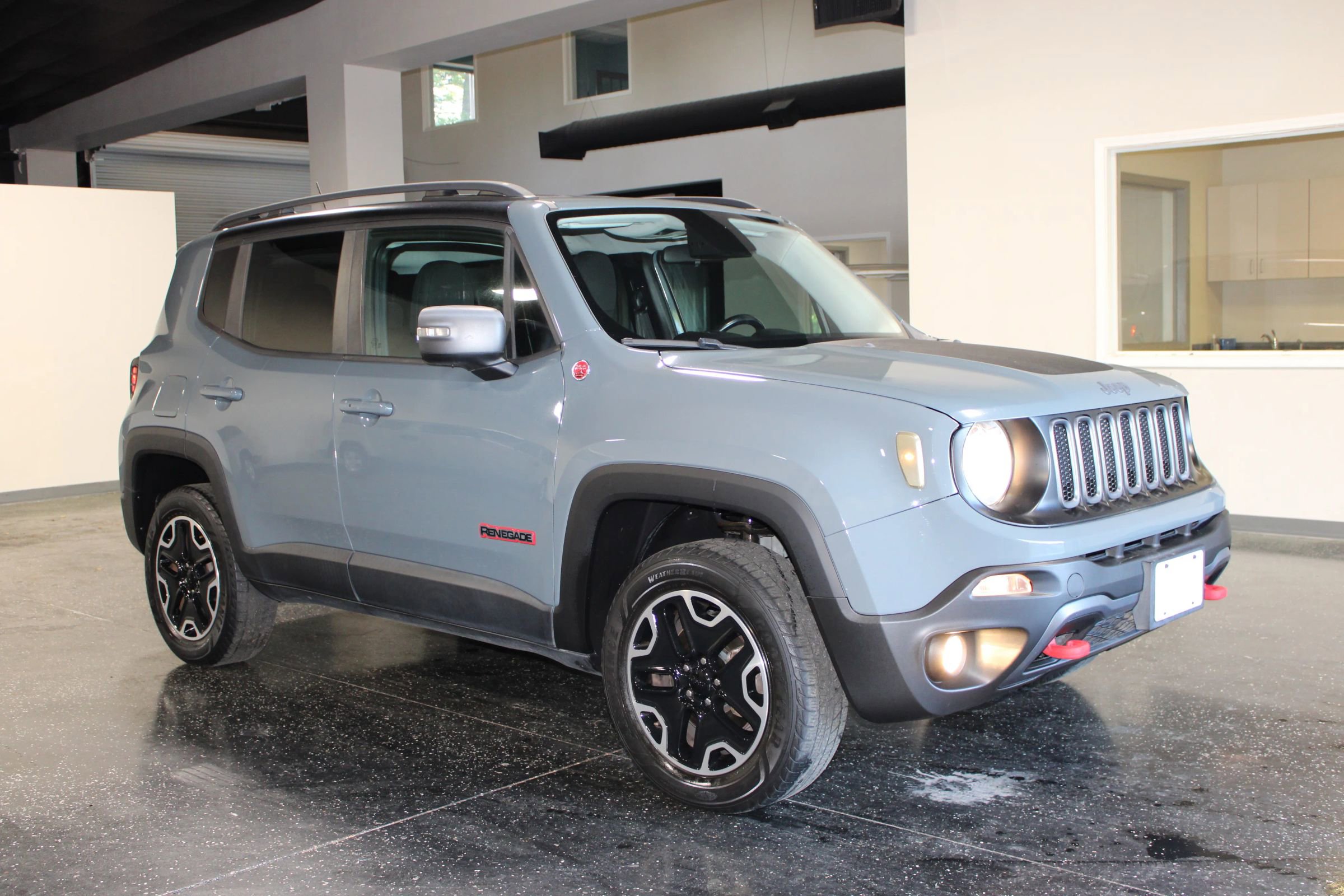 Used 2017 Jeep Renegade Trailhawk AWD/4WD image 30