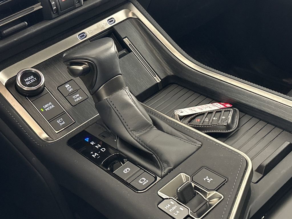 Used 2024 Lexus GX 550 w/ Accessory Package (Z1) image 31