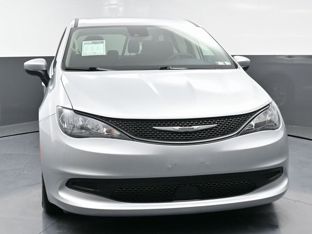 Used 2023 Chrysler Voyager LX image 4