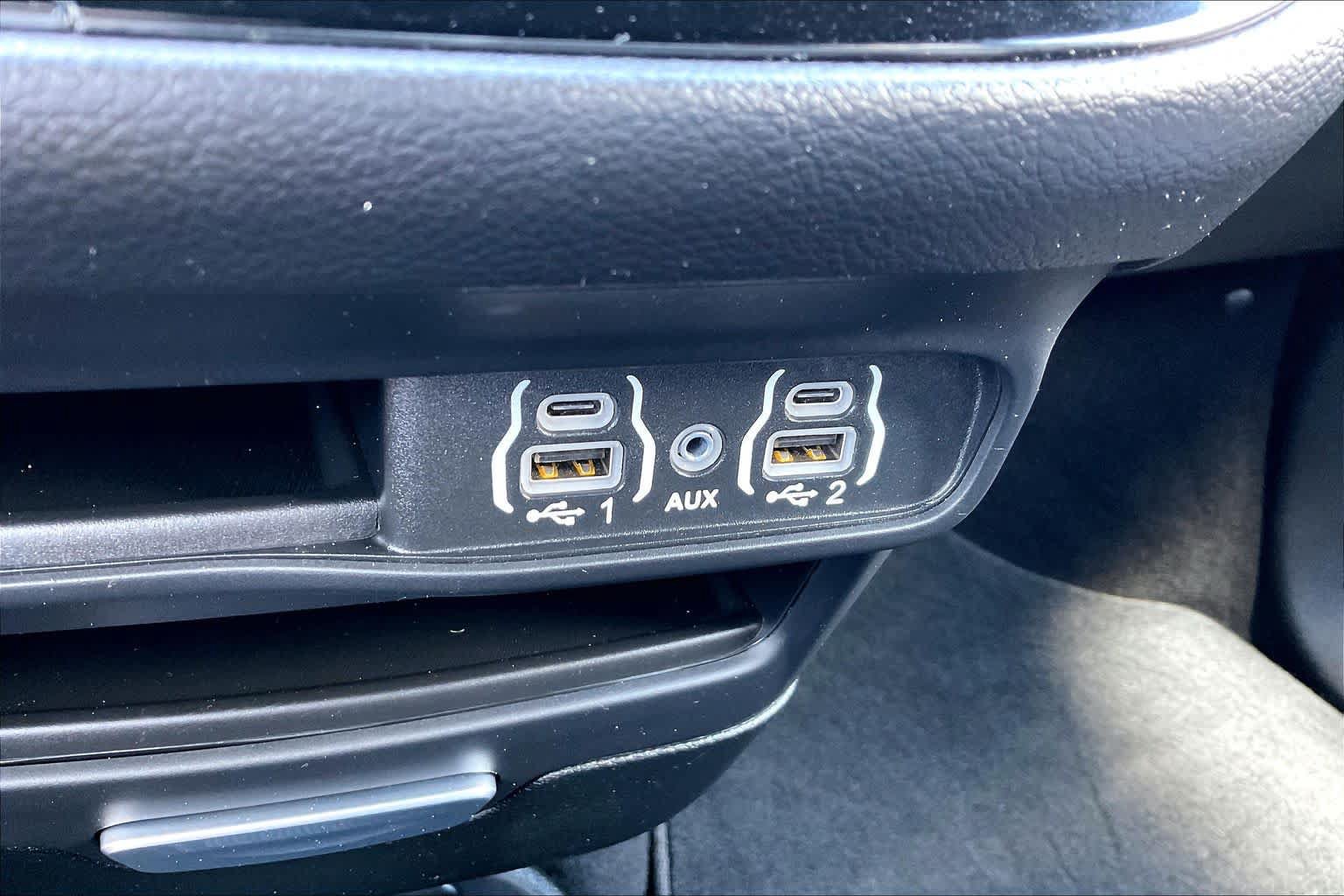 Used 2025 Chrysler Pacifica Select FWD image 31