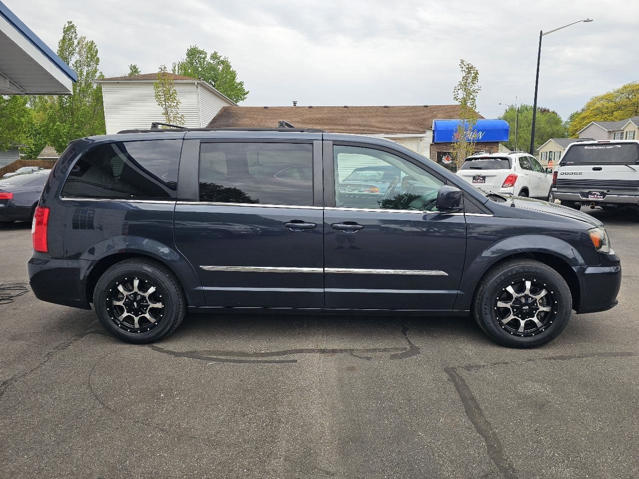 Used 2014 Chrysler Town & Country Touring FWD image 13