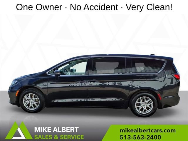Used 2023 Chrysler Pacifica Touring-L FWD image 4