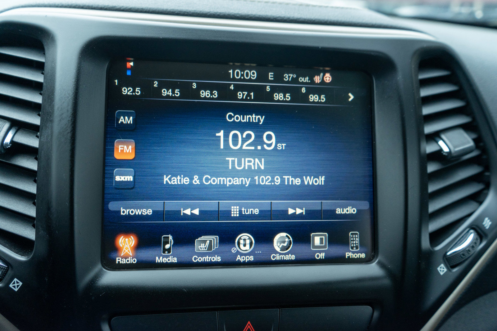 Used 2017 Jeep Cherokee Latitude w/ Cold Weather Group image 16