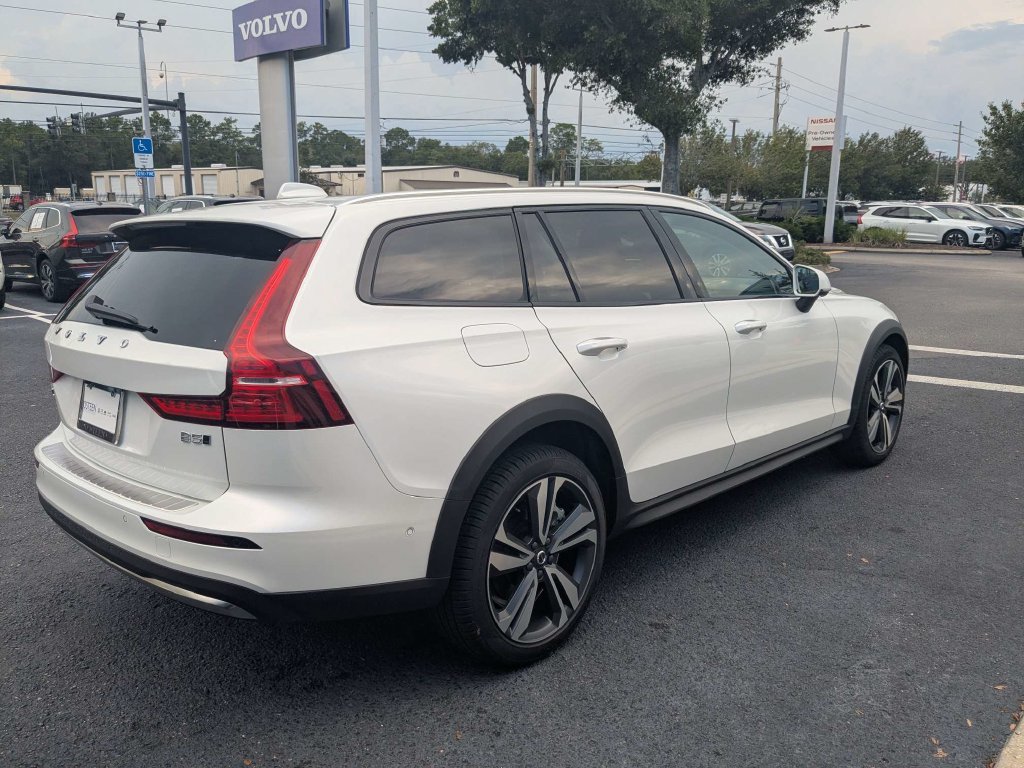 Used 2026 Volvo V60 B5 Cross Country Plus w/ Protection Package Premier AWD/4WD image 6