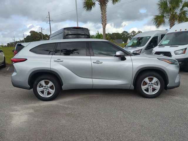Used 2022 Toyota Highlander LE FWD image 3