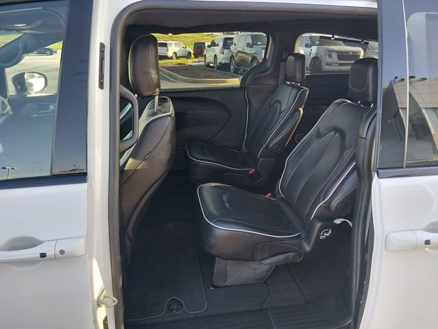 Used 2025 Chrysler Pacifica Limited FWD image 13