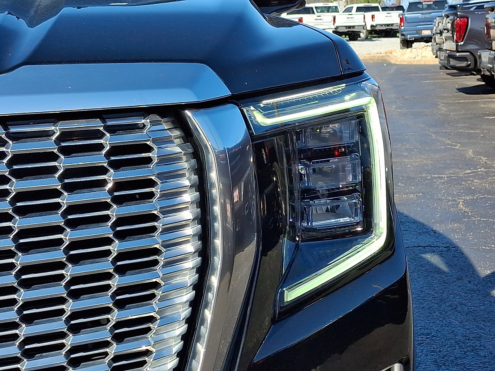 Used 2021 GMC Yukon XL Denali w/ Denali Premium Package image 9