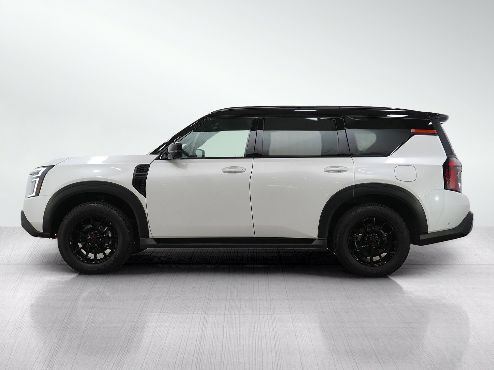 Used 2025 Nissan Armada PRO-4X w/ Pro-4X Premium Package AWD/4WD image 2